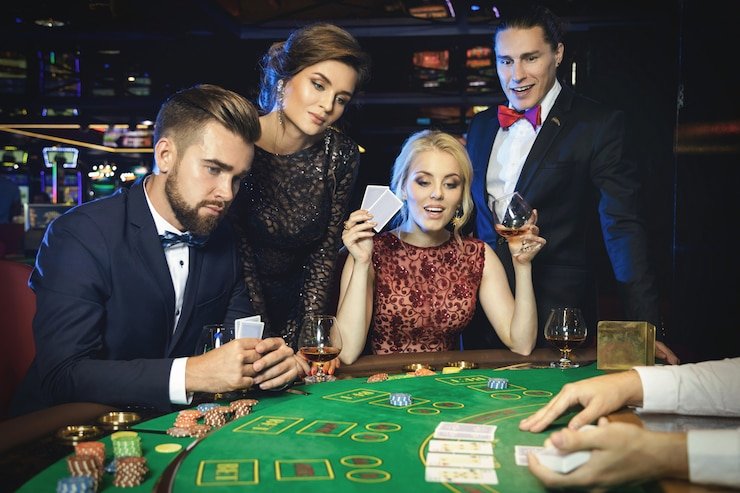 Studio dealer langsung juara138 dengan meja blackjack dan roulette untuk Multi-Bet